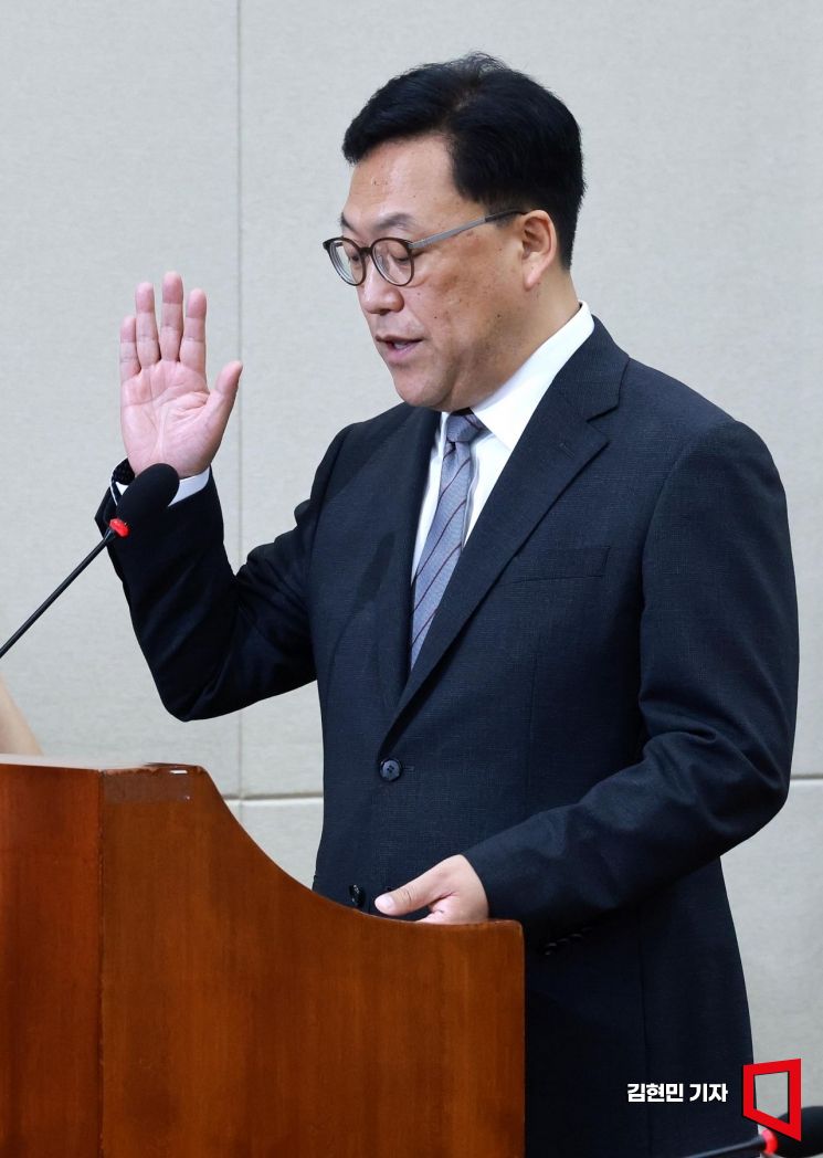 [포토] 선서하는 김병환 금융위원장 후보자