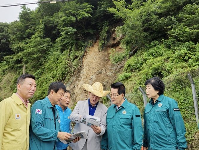 (우측 두번째)박지원 의원이 진도 두목재에서 김희수 진독 군수에게 도로의 붕괴와 낙석방지시설의 파손 등 피해 설명을 듣고 있다. [사진제공=진도군]