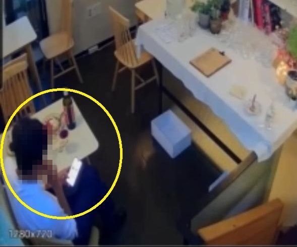 음식점에서 몰래 흡연하는 손님. [사진=온라인 커뮤니티 갈무리]