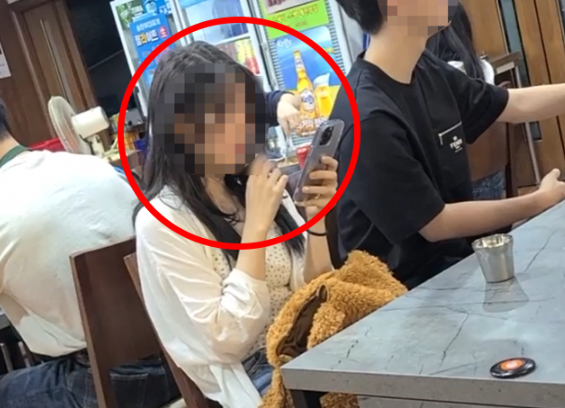 실내 흡연을 하고 있는 중국인 관광객. [사진=온라인 커뮤니티 갈무리]