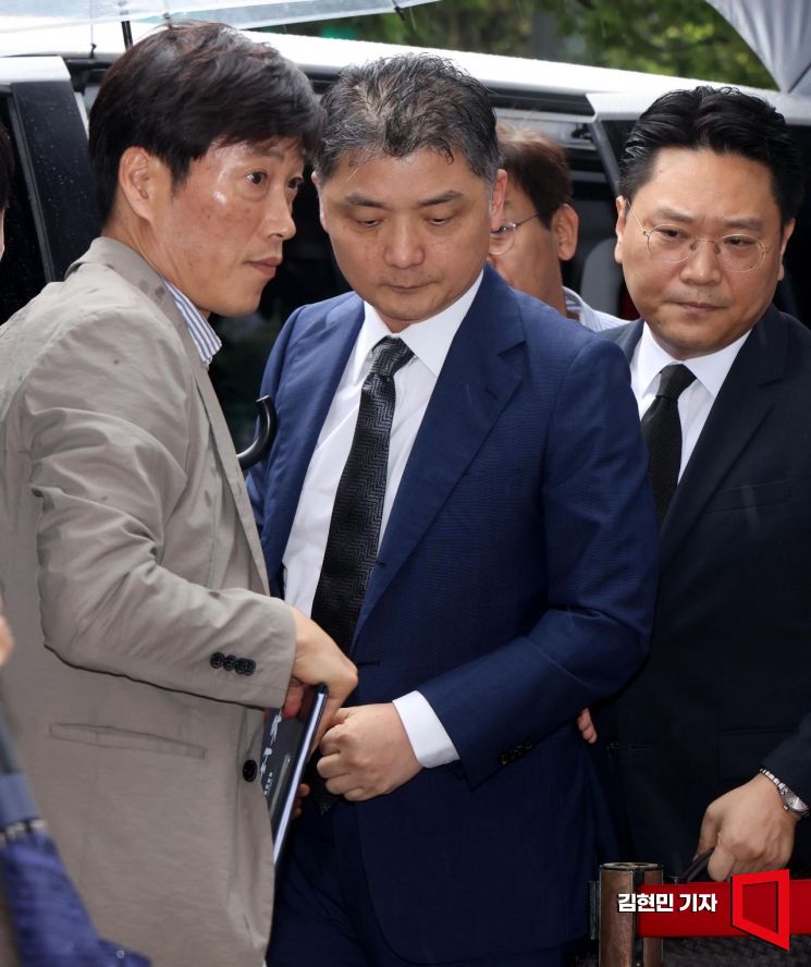 [포토] 카카오 김범수 구속심사 출석…취재진 질문엔 '묵묵부답'
