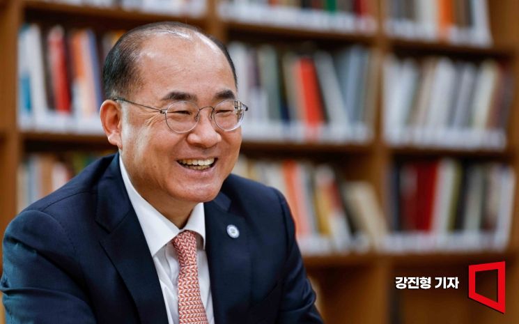 [인터뷰]최재원 부산대 총장 "이공계도, 인문학도 안고 간다…명품성 갖출 것"