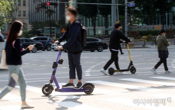 전동 킥보드 빌릴 때 '면허 확인' 의무화 한다