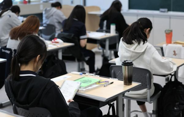 현직 고교 교사, 수천개 문항 학원에 팔아 2억5000여만원 챙겨 