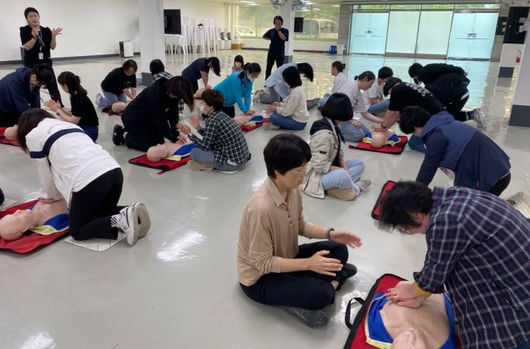 기장군보건소가 지역 주민들을 대상으로 찾아가는 심폐소생술 교육을 진행하고 있다.