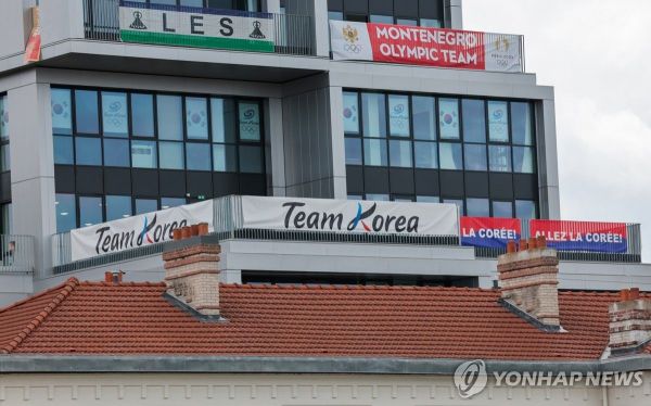 서울 덥죠?…에어컨없는 선수촌 방 온도입니다[파리올림픽]