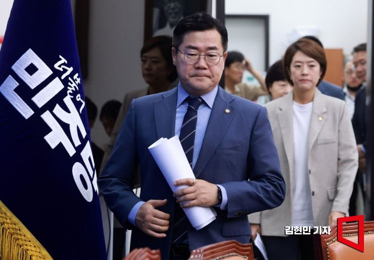 [포토] 최고위원회의 참석하는 박찬대 직무대행