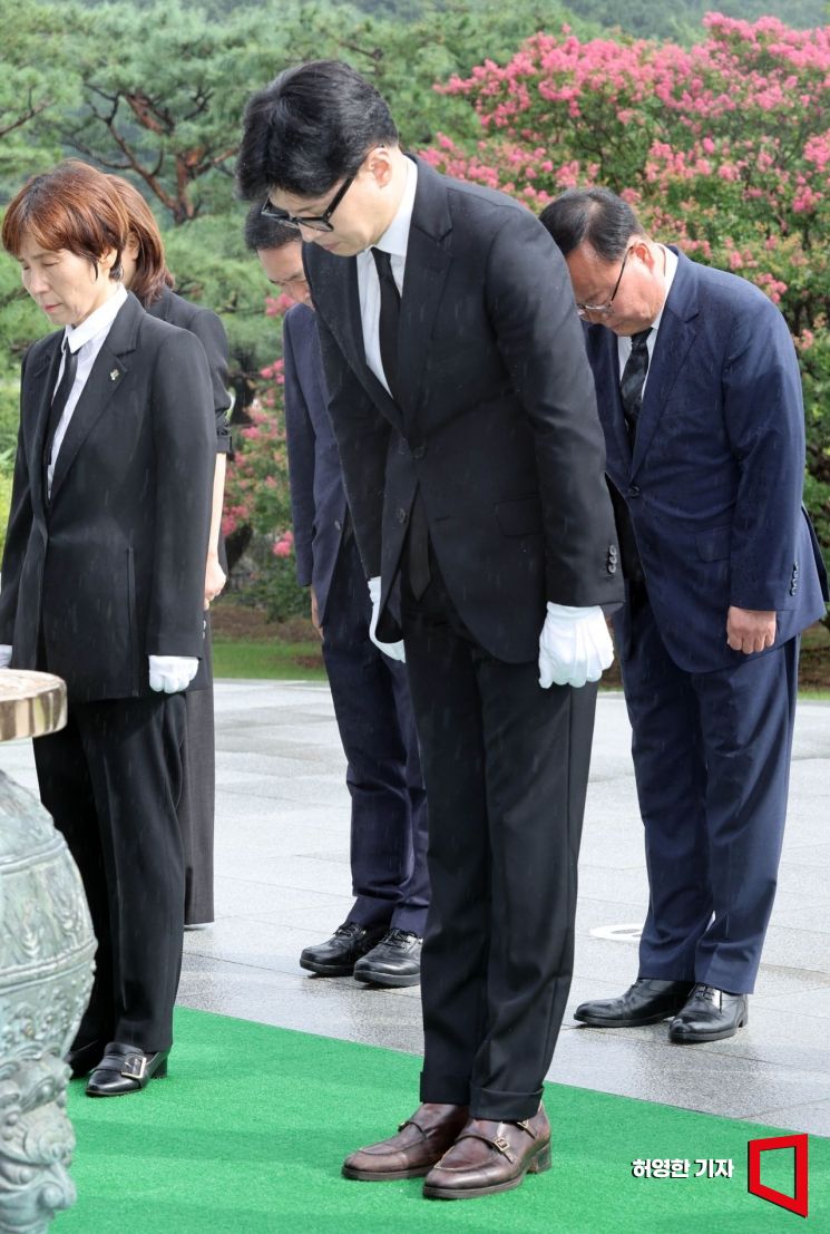[포토] 국립현충원 참배하는 한동훈 대표