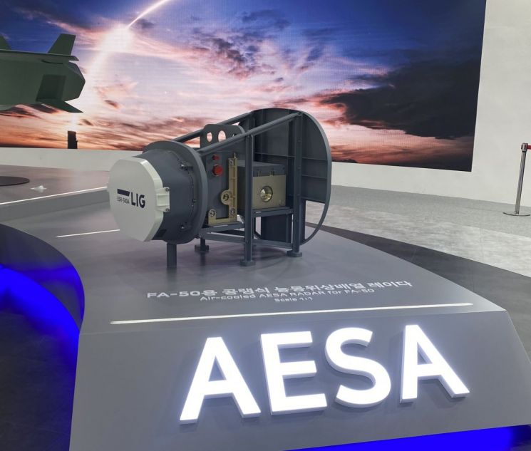 2023년 ADEX에서 전시한 LIG넥스원의 FA-50용 공랭식 AESA 레이다.