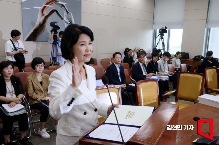 이진숙 후보, 수천만원 법카 유용 '부정'…"사퇴는 안할 것"(종합)