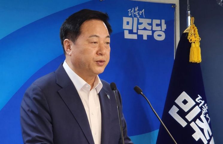 더불어민주당 대표를 선출하는 8.18 전당대회에서 당 대표 후보로 출마한 김두관 후보가 24일 서울 여의도 민주당 당사 당원존에서 기자회견을 하고 있다. [이미지출처=연합뉴스]