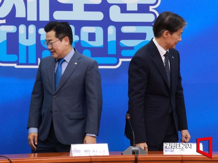 조국 조국혁신당 대표가 지난 24일 국회에서 박찬대 더불어민주당 당대표 직무대행 겸 원내대표를 찾아 기념촬영한 뒤 돌아서고 있다. 사진=김현민 기자 kimhyun81@