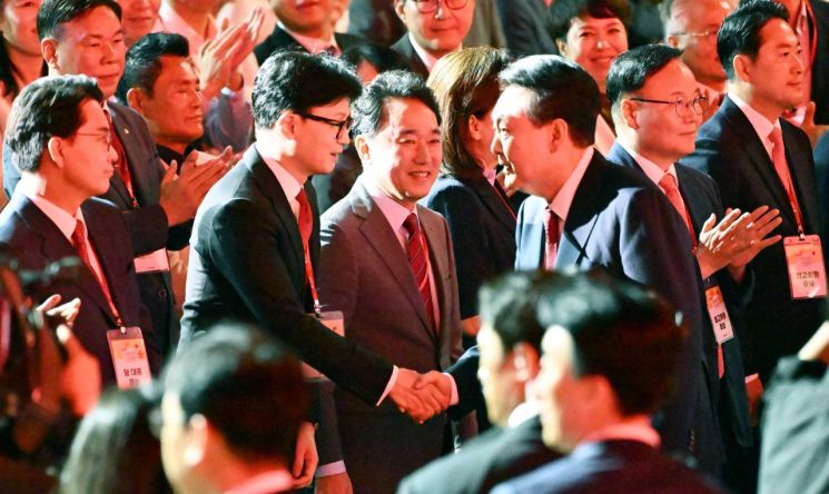 尹, 한동훈 지도부와 상견례…용산 "대화합의 만찬서 마음 모아갈 것"