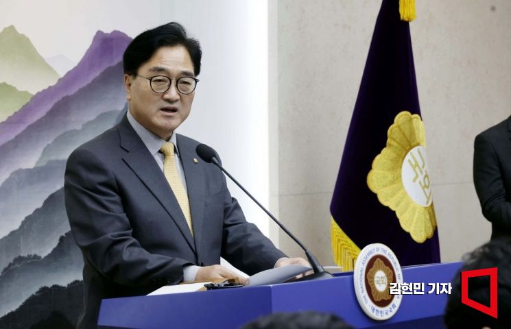 우원식 국회의장이 24일 국회에서 방송법 중재안 등 국회 현안 관련 긴급 기자회견을 하고 있다. 사진=김현민 기자 kimhyun81@