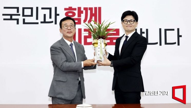 [포토] 홍철호 정무수석 접견하는 한동훈 신임 대표