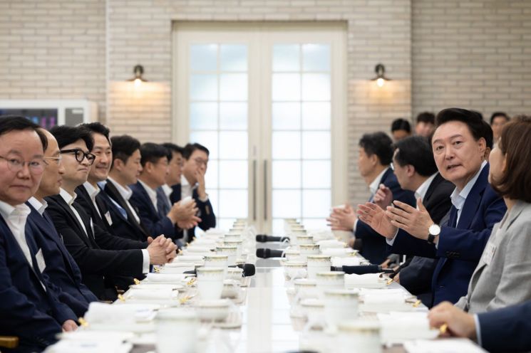 尹대통령·韓대표 '삼겹살 만찬'…손 맞잡고 "국민의힘 파이팅"(종합)