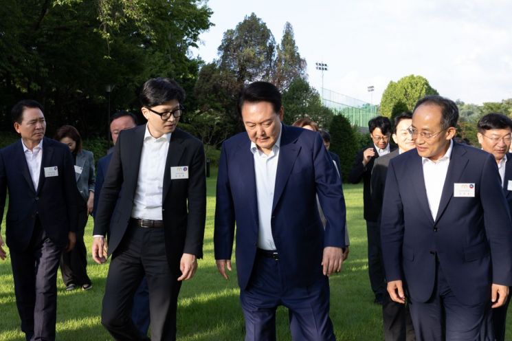 尹대통령·韓대표 '삼겹살 만찬'…손 맞잡고 "국민의힘 파이팅"(종합)