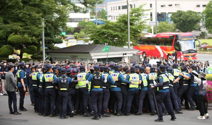 창원 일반노조 집회서 노조원·경찰 ‘몸싸움’ … 양측 부상