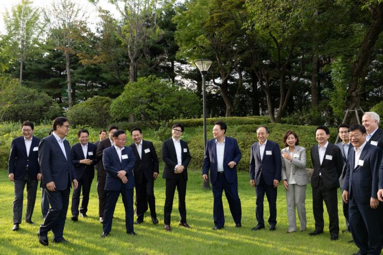 의대 증원 이견에 尹·韓 만찬 추석 이후로 연기…"민심 듣고 만날 것"