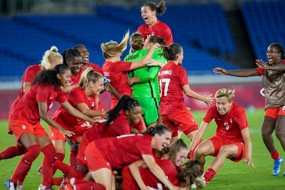 2020 도쿄 올림픽 여자 축구에서 금메달을 획득한 캐나다. [이미지출처=AP연합뉴스]