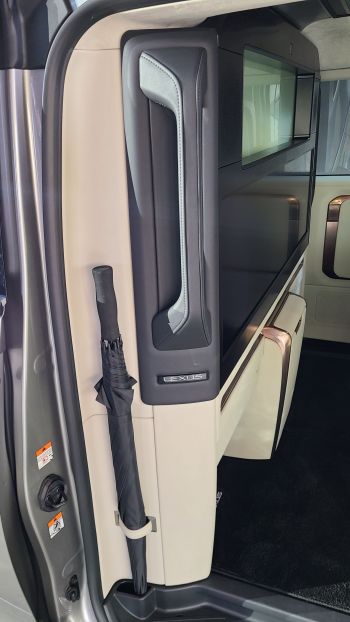 렉서스 LM500h 뒷좌석 문쪽에 달린 손잡이. 단순해 보이는 부품이지만 개발 과정에서 수많은 후보군을 올려두고 비교해가며 적용했다고 한다.