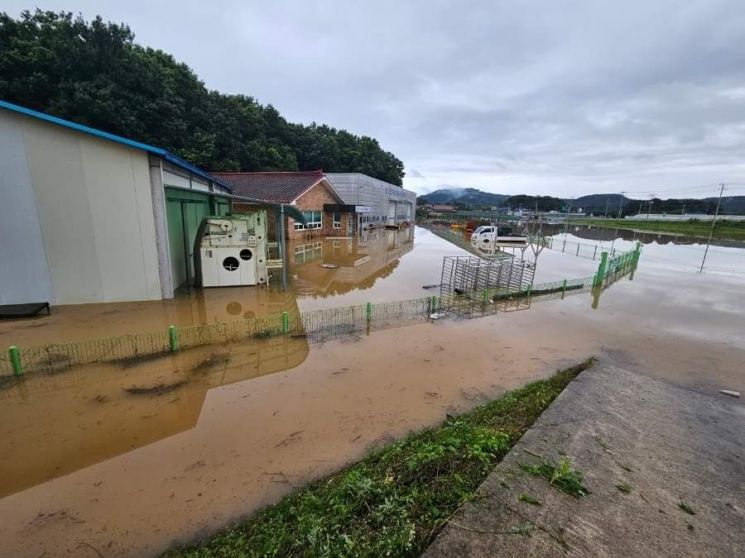 충남 부여에 내린 폭우로 도로와 건물이 침수됐다. / 부여군 SNS