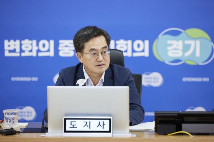 김동연 경기도지사가 25일 도청에서 ‘화성 공장화재 종합보고서 제작 관련 자문위원 및 추진단 연석회의’를 주재하고 있다.