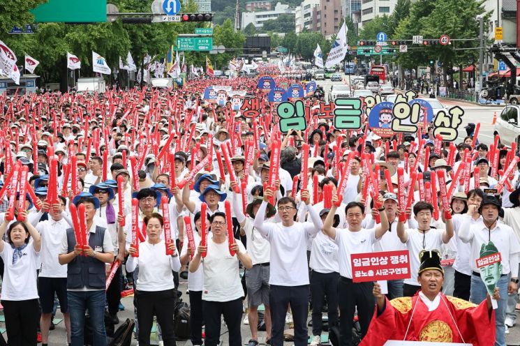 "9급도 1급도 공무원이면 '같은 금액' 인상"…내년에는 가능할까