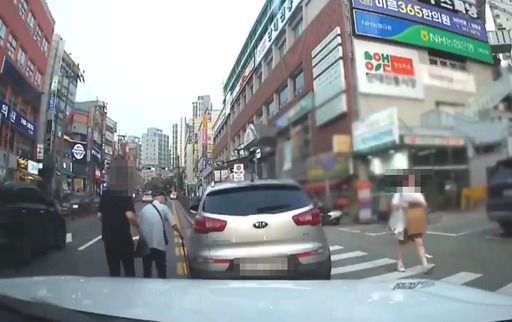 지팡이도 모자라 부축까지 해드렸는데…운전대 잡은 노인에 '화들짝'