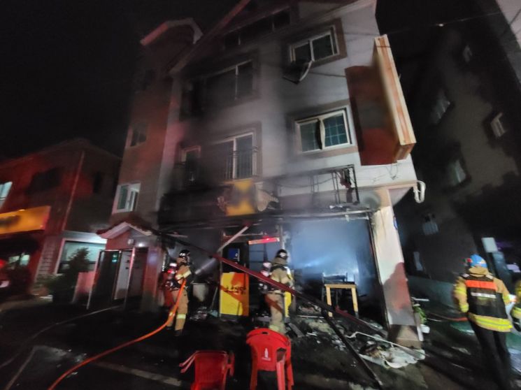 경남 김해시 대청동의 한 건물 1층 식당에서 불이 나자 소방관들이 화재진압을 하고 있다. [사진제공=경남소방본부]