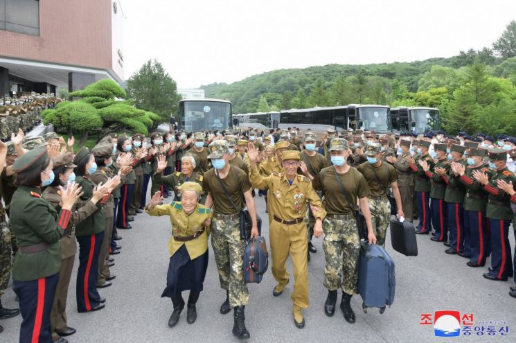 조국해방전쟁승리 71주년 경축행사 참가자들이 지난 25일 평양에 도착했다고 조선중앙통신이 26일 보도했다. [이미지출처=연합뉴스]