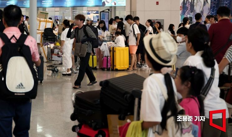 본격적인 여름 휴가철이 시작된 26일 인천국제공항 제1여객터미널 출국장에 해외여행을 떠나는 인파들로 북적이고 있다. 사진=조용준 기자 jun21@