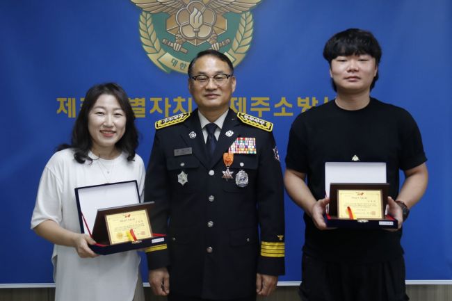 제주소방서, 생명 살린 일반인 2명 ‘하트세이버’ 수여