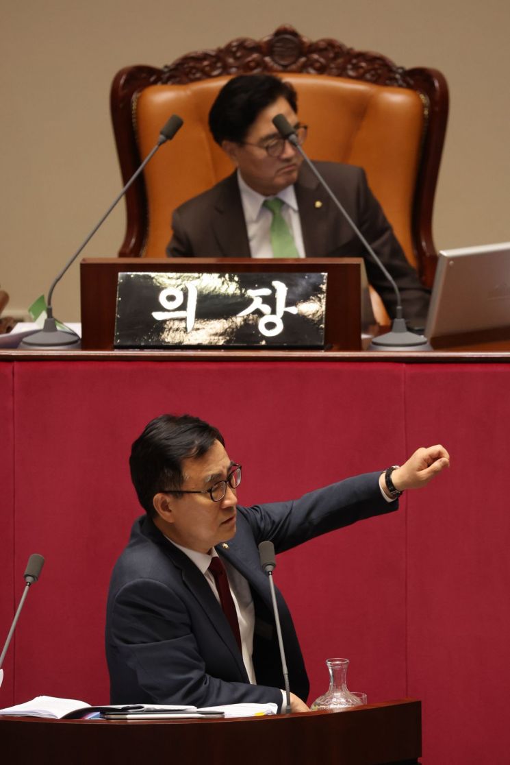 與野, 필리버스터서 방통위법 격론…최대 5일 남아