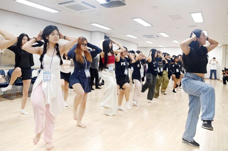 [포토] 국립부경대 국제계절학기, K-POP 댄스 배우는 외국인 학생들