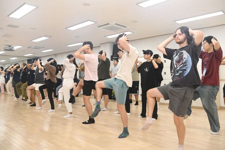 [포토] 국립부경대 국제계절학기, K-POP 댄스 배우는 외국인 학생들