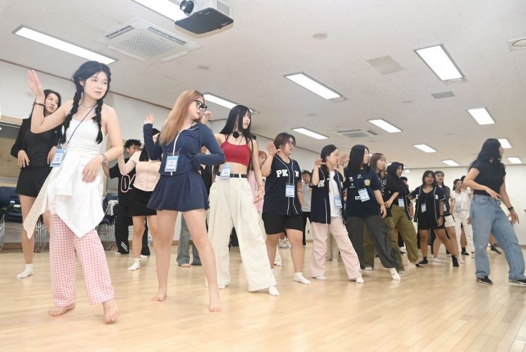 [포토] 국립부경대 국제계절학기, K-POP 댄스 배우는 외국인 학생들
