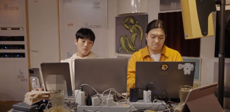 스벅에 작업실을 차려놨다…콘센트 장악한 넘사벽 日 '카공족'