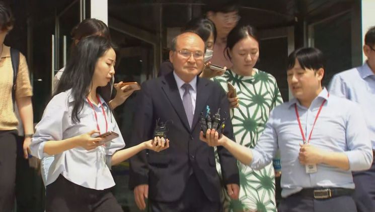 방송통신위원회 청사 나서는 이상인 방통위원장 직무대행 [이미지출처=연합뉴스]