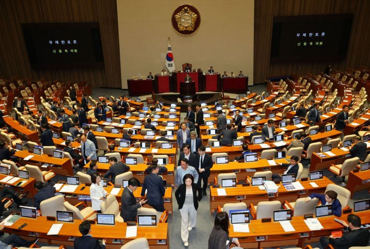 '필리버스터 종결' 방통위법 본회의 통과…與, 반발하며 퇴장
