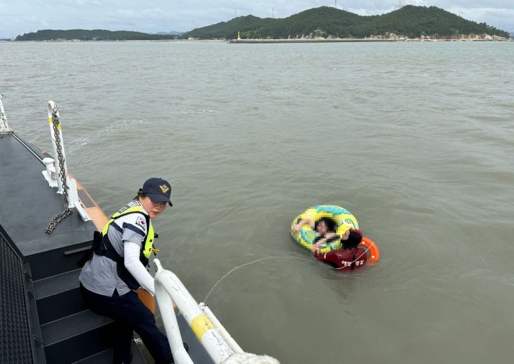 부안해경, 너울성 파도에 표류하던 30대 구조