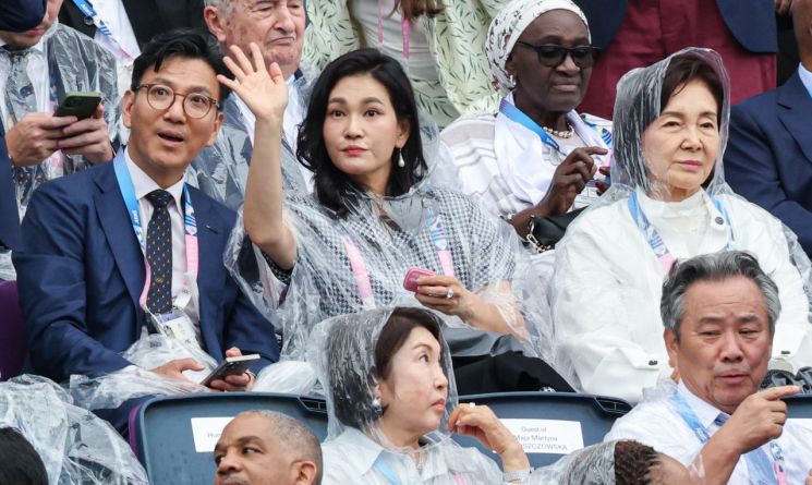 우비 입고 개막식 본 삼성家 홍라희·이서현…남편 김재열은 갤럭시로 촬영도[파리올림픽]