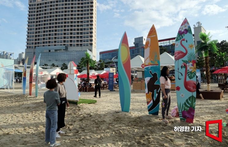 울산 일산 해수욕장에서 조선해양축제를 시작한 7월 19일 해변에 서핑보드 모형을 꽂아 장식해 놓았다. 사진=허영한 기자