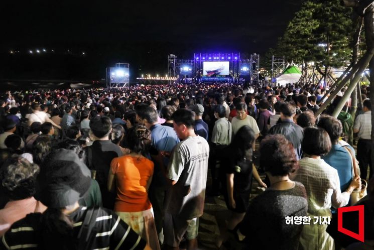 울산 일산 해수욕장에서 조선해양축제를 시작한 7월 19일 저녁 인파가 운집한 가운데 뮤지컬 공연이 열리고 있다. 사진=허영한 기자