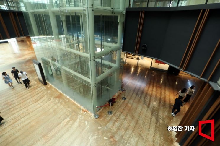 Cheongju Culture Factory, converted from a tobacco manufacturing plant. It also serves as the temporary city hall of Cheongju and houses several institutions, including the National Museum of Modern and Contemporary Art and a library, making it a representative tourist attraction of Cheongju. Photo by Heo Younghan