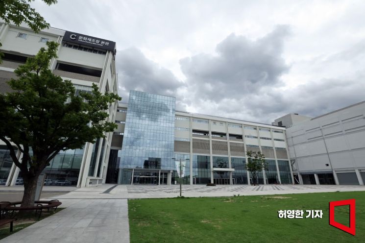 Cheongju Culture Factory, converted from a tobacco manufacturing plant. It also serves as the temporary city hall of Cheongju and houses several institutions, including the National Museum of Modern and Contemporary Art and a library, making it a representative tourist attraction of Cheongju. Photo by Heo Younghan