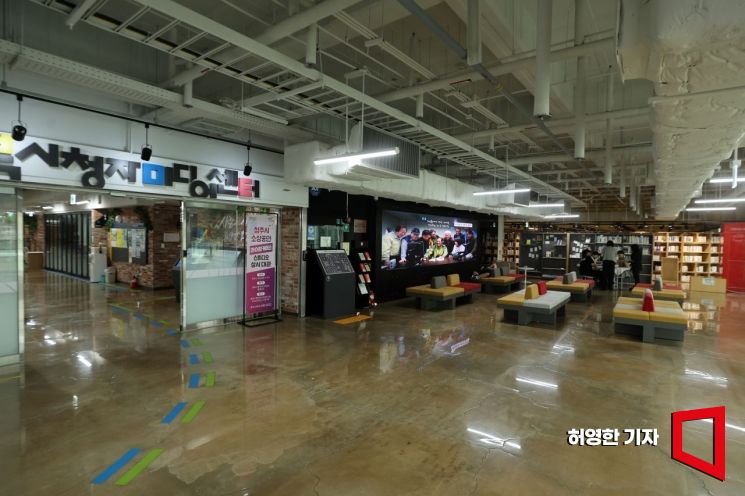 Cheongju Culture Factory, converted from a tobacco manufacturing plant. It also serves as the temporary city hall of Cheongju and houses several institutions, including the National Museum of Modern and Contemporary Art and a library, making it a representative tourist attraction of Cheongju. Photo by Heo Younghan