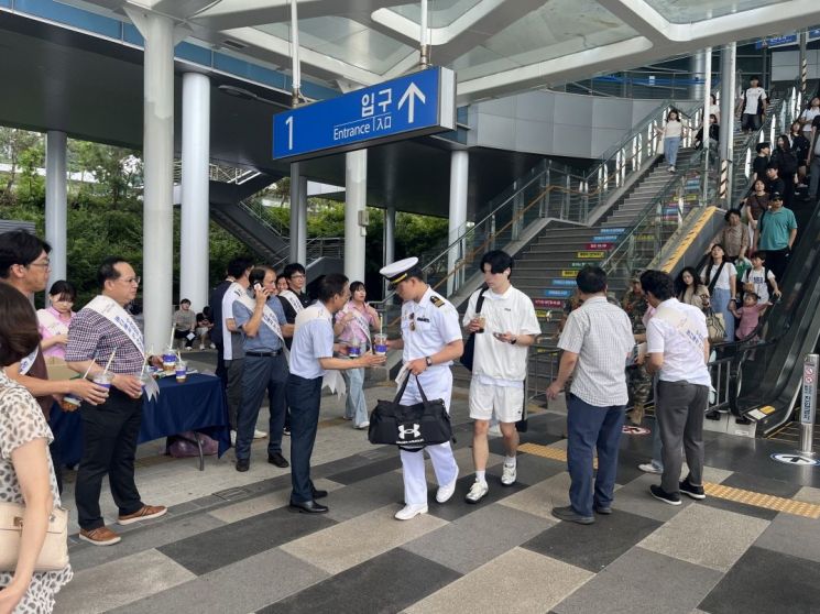 지역 수산물 소비 활성화를 위해 무료 시식 홍보 행사를 포항역에서 개최한 포항시.