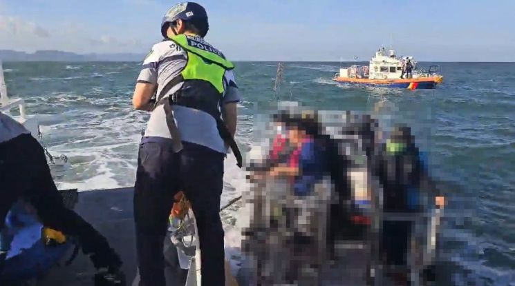 고창 구시포 인근 해상서 레저보트 침수…7명 모두 구조