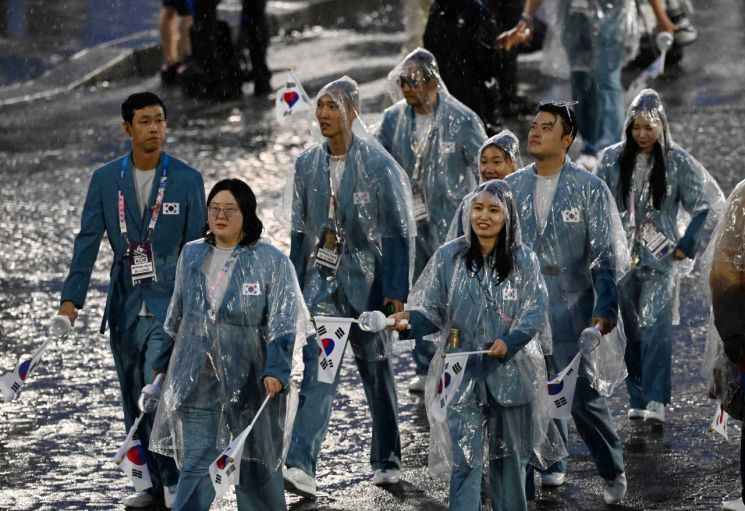 2024 파리올림픽 개회식이 열린 26일(현지시간) 프랑스 파리 센강을 따라 선상행진을 마친 대한민국 선수들이 트로카데로 광장에 설치된 개회식장에 들어서고 있다. [이미지출처=연합뉴스]